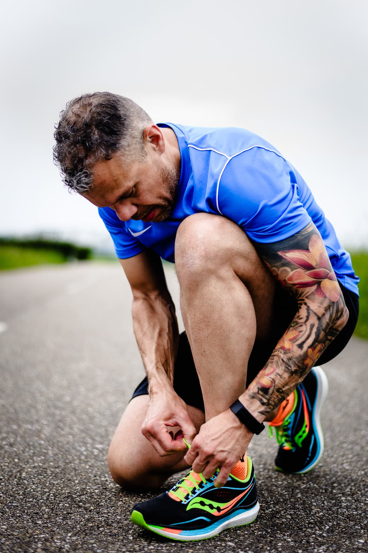 Sportportret Vincent Wensink die de veters van zijn sport schoenen strikt.