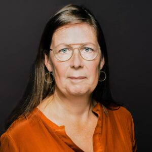 Een zakelijk portret van Hedwig. Zakelijke profielfoto laten maken Arnhem - Marcel de Bont