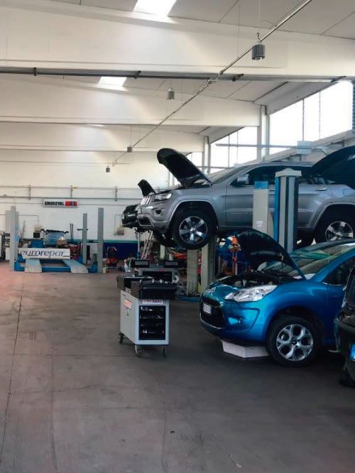 riparazione e manutenzione automobilistica con tecnologia all'avanguardia