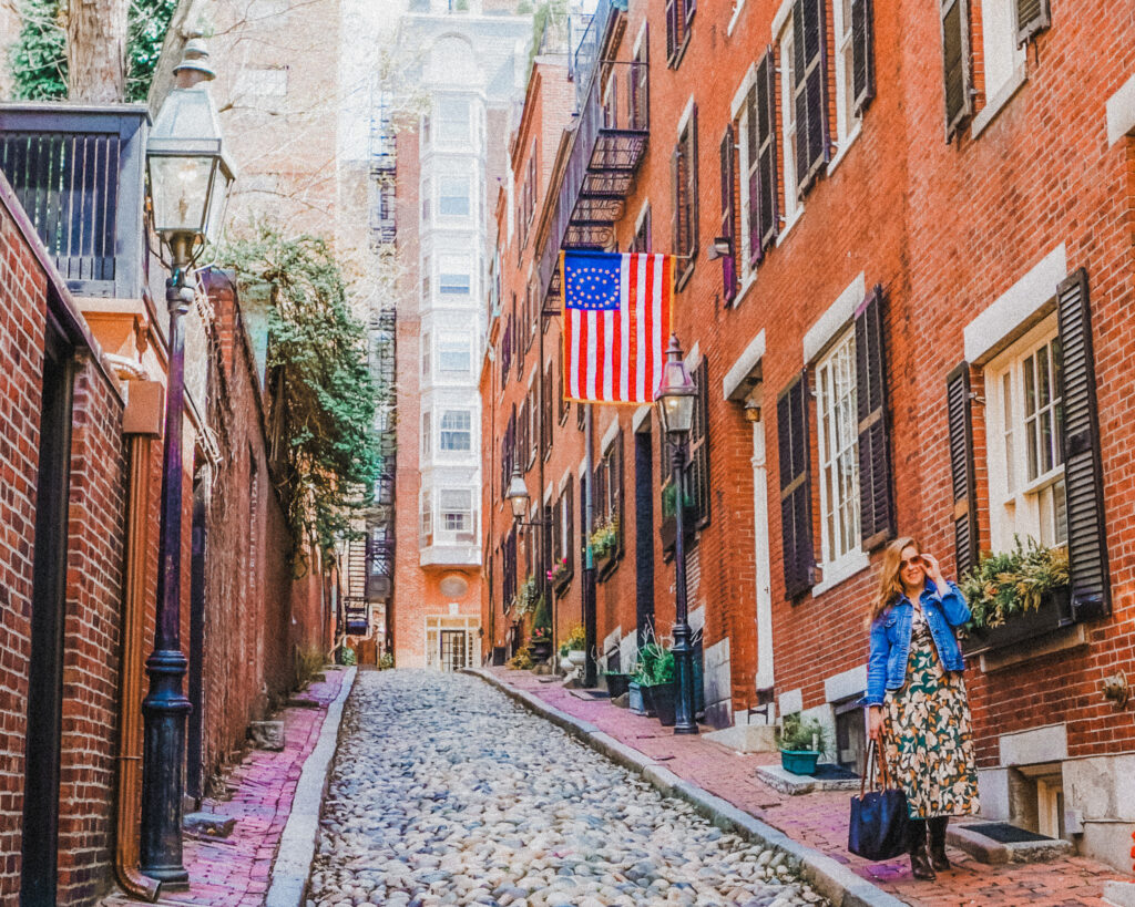 You can find Acorn Street in the heart of Beacon Hill and you have to add it to your 4 days in Boston itinerary. This street almost appears like an alleyway, and one end of the street is higher than the other which allows you to see down it and into the neighborhood. This street is cobblestone and on both sides is situated between only two to three story brownstones with black shutters. Many of these windows are decorated with floral window boxes, and a few have American flags hanging outside the residential entries. Acorn Street is also lined with old fashioned black gas lamps.