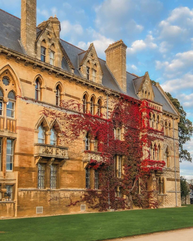 Christ Church in Oxford shown here was used as an inspiration for Hogwarts School of Witchcraft and Wizardry in Harry Potter. You can visit Christ Church by planning a day trip during your 4 day itinerary London.
