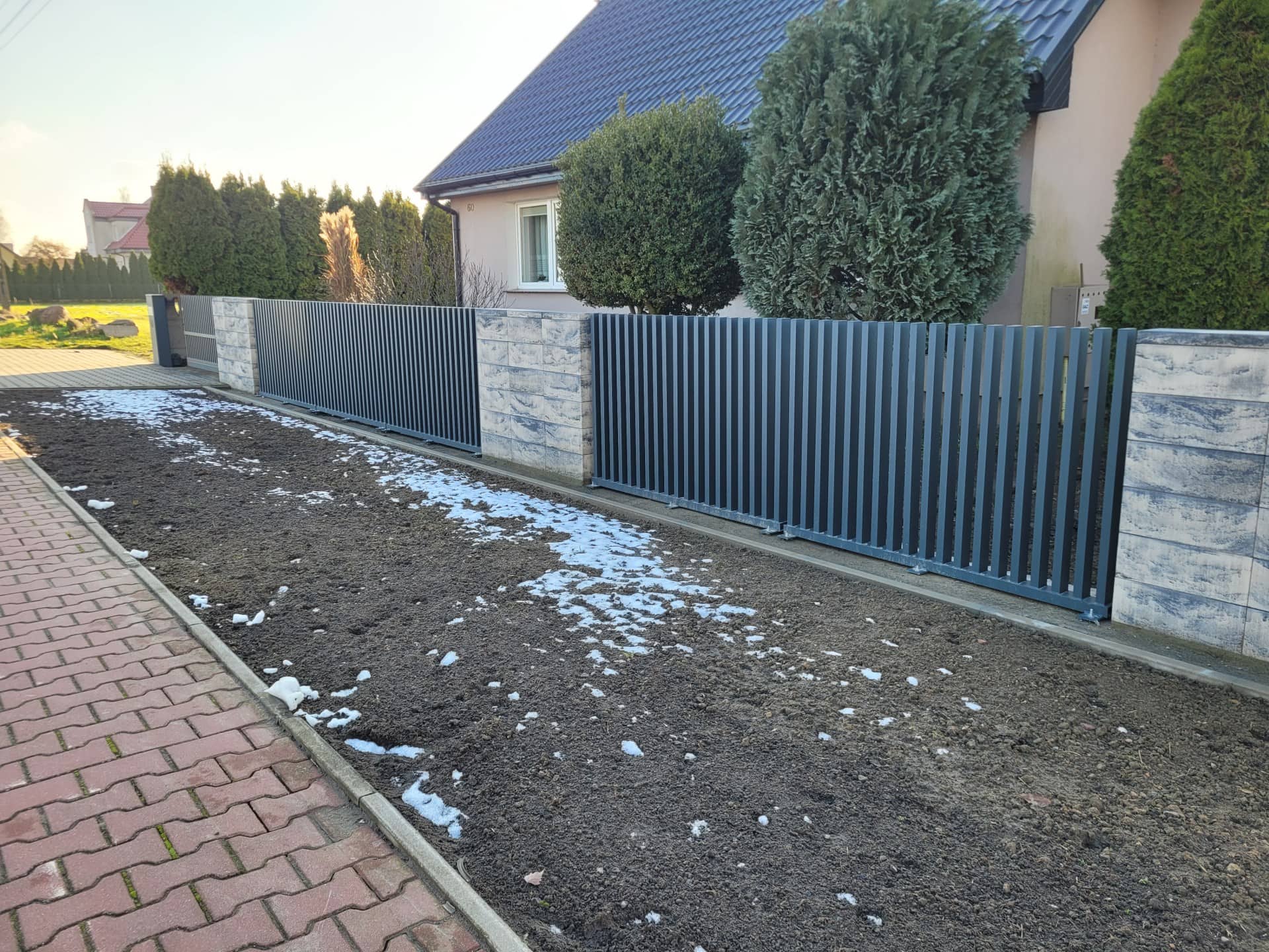 Solidne, nowoczesne ogrodzenie z metalowych paneli, idealne do zabezpieczenia posesji - Metal-Serwis Obrzycko.