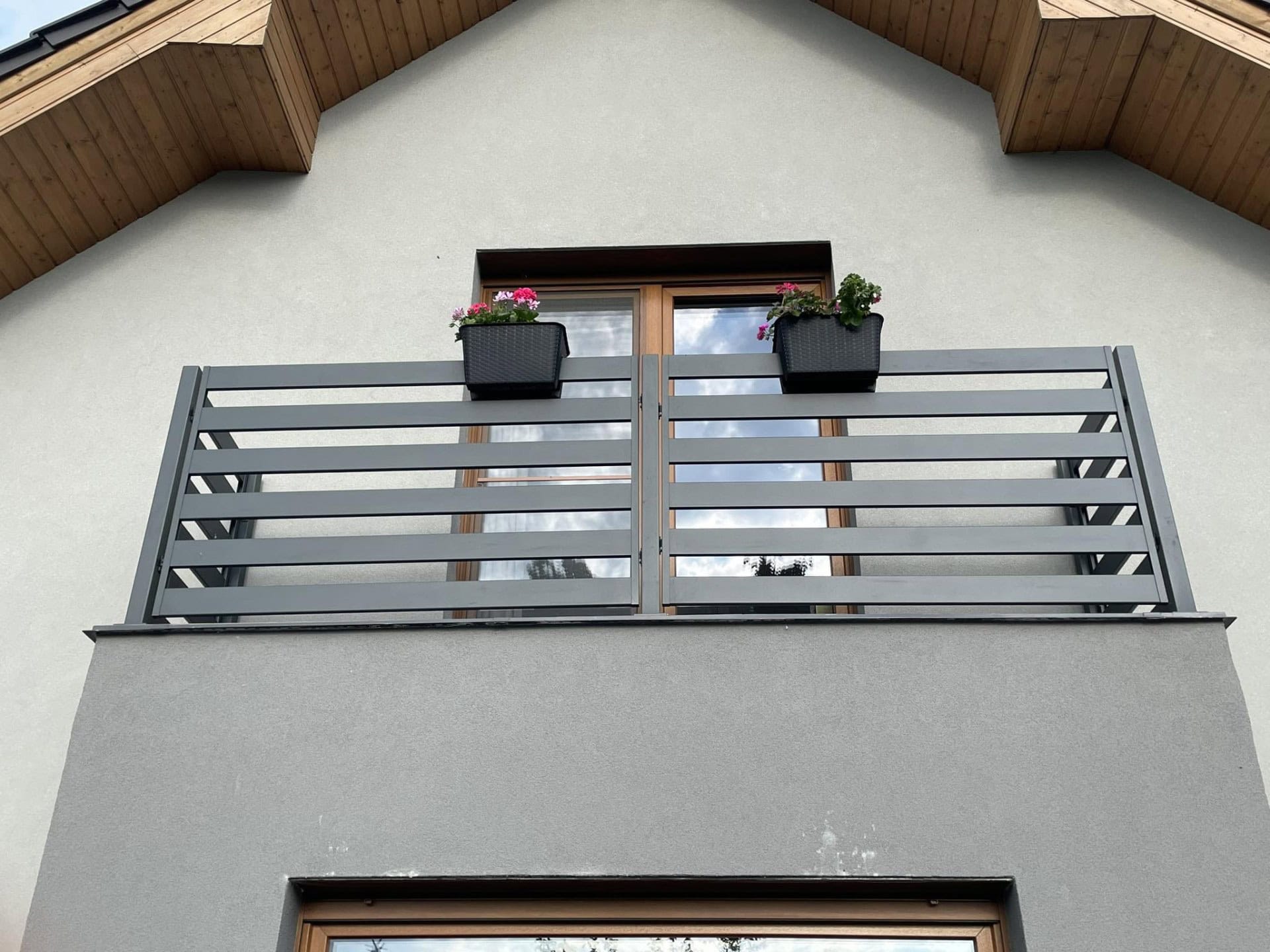 Przedłużenie balustrady balkonowej z metalowych profili, nowoczesny design, solidne wykonanie - ogrodzenie Metal-Serwis Obrzycko.
