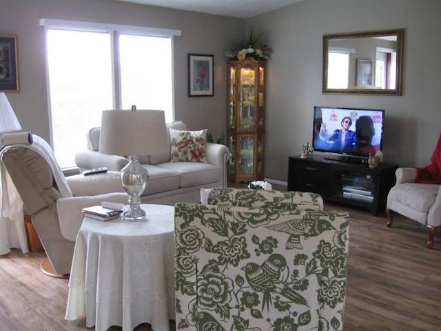 Beautiful 1995 Double Wide Remodel - living room