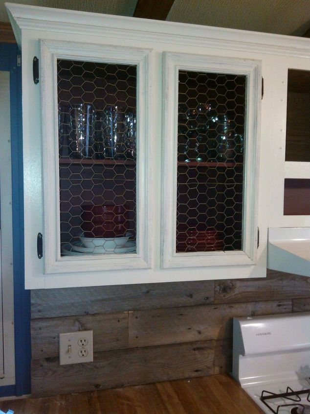 farmhouse kitchen makeover-cabinets-with-chicken-wire-finished