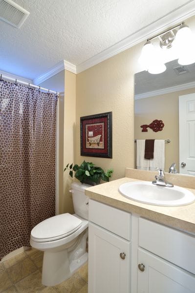 manufactured home makeover-Remodeled Manufactured Homes for sale in Florida_Guest Bathroom