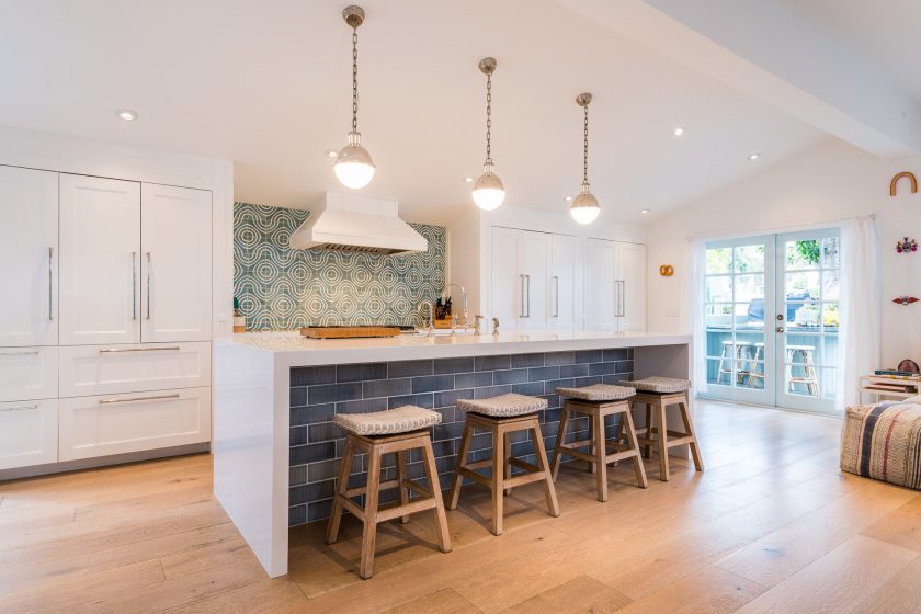 light and bright double wide breakfast bar