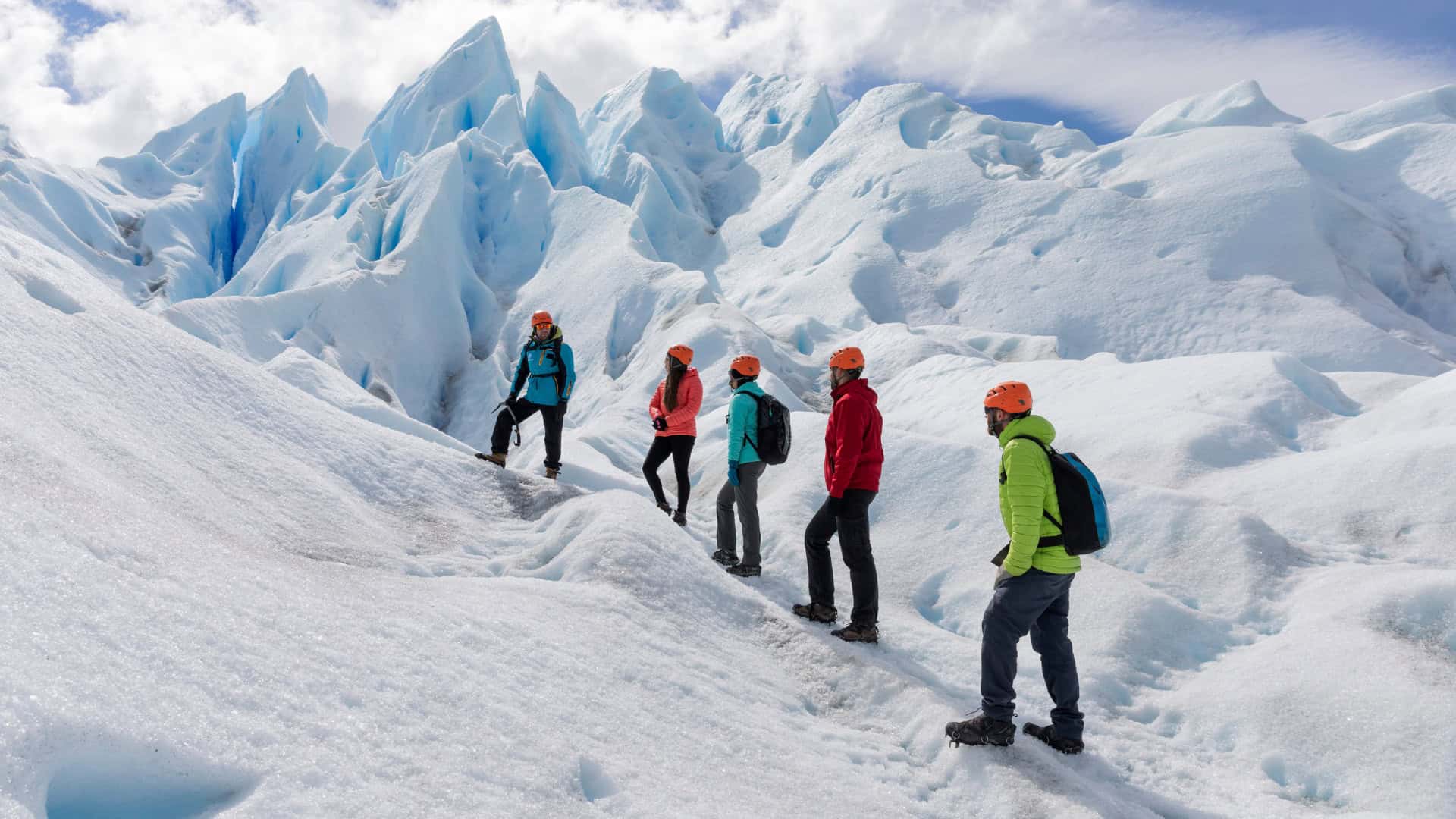 Família caminhando sobre a Geleira Perito Moreno com crampons