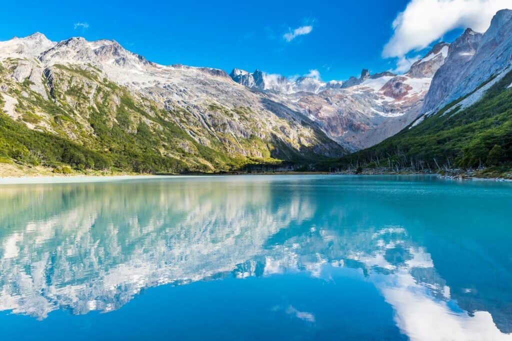 Aguas turquesas de Laguna Esmeralda rodeadas de montañas en Ushuaia