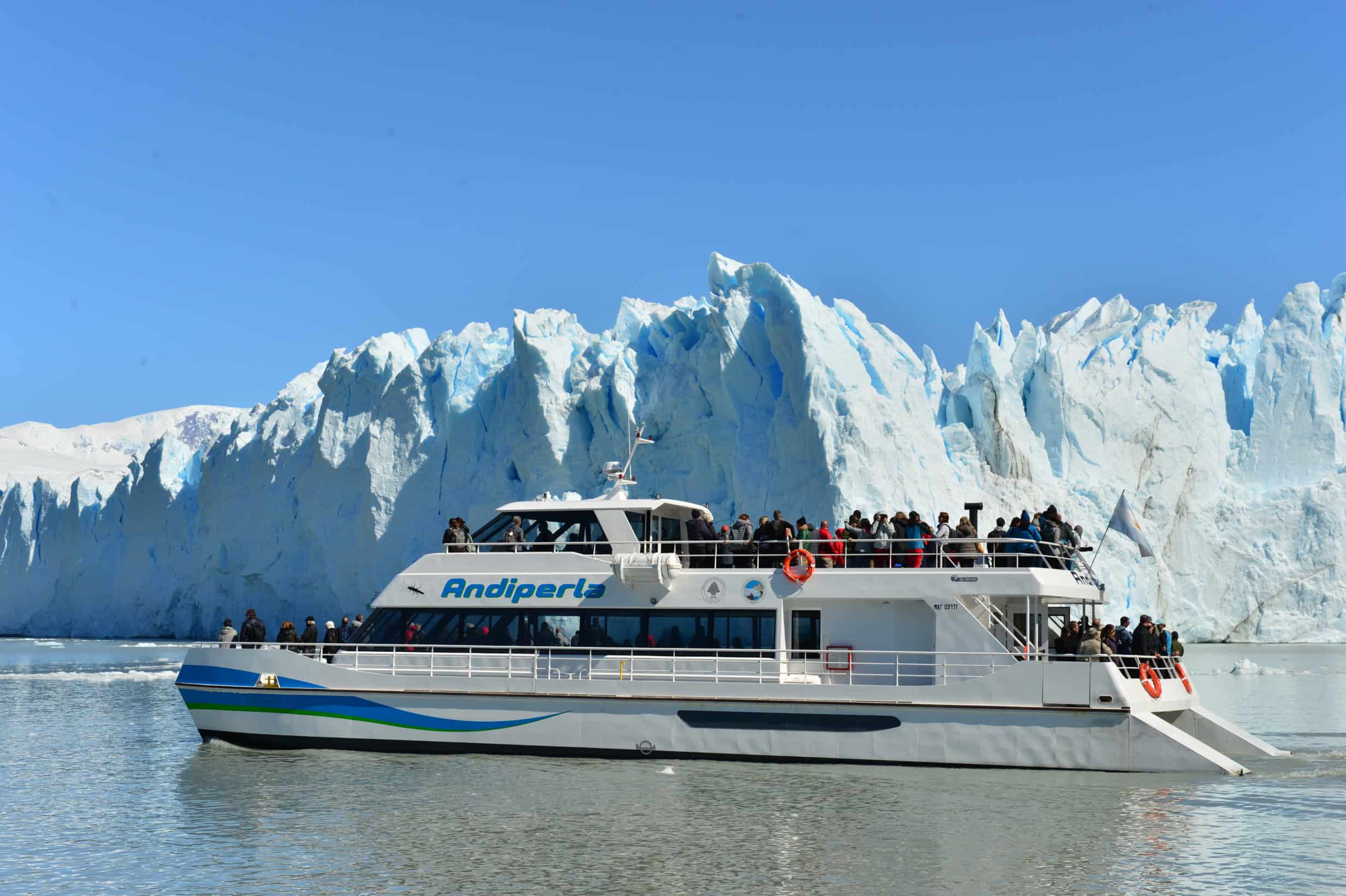 Barco frente al Glaciar Perito Moreno Patagonia