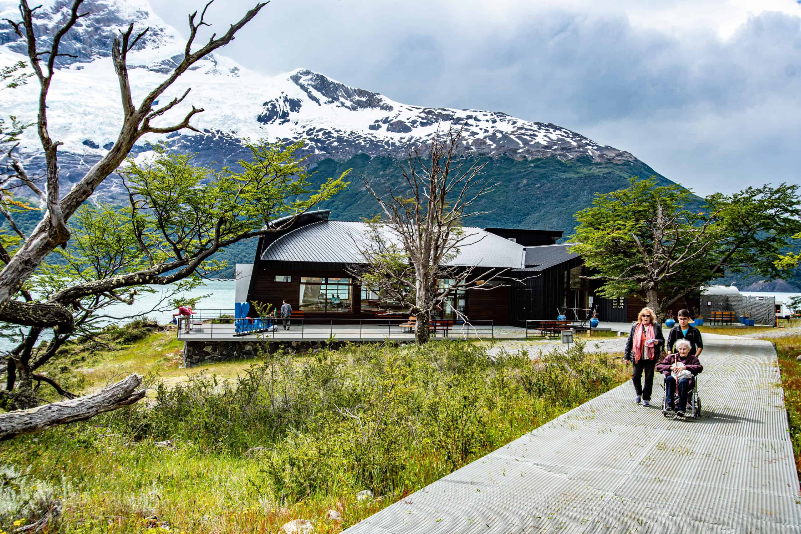 Base y refugio frente al Glaciar Spegazzini