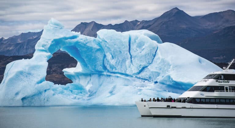 Iceberg azul en el Lago Argentino durante la navegación Todo Glaciares