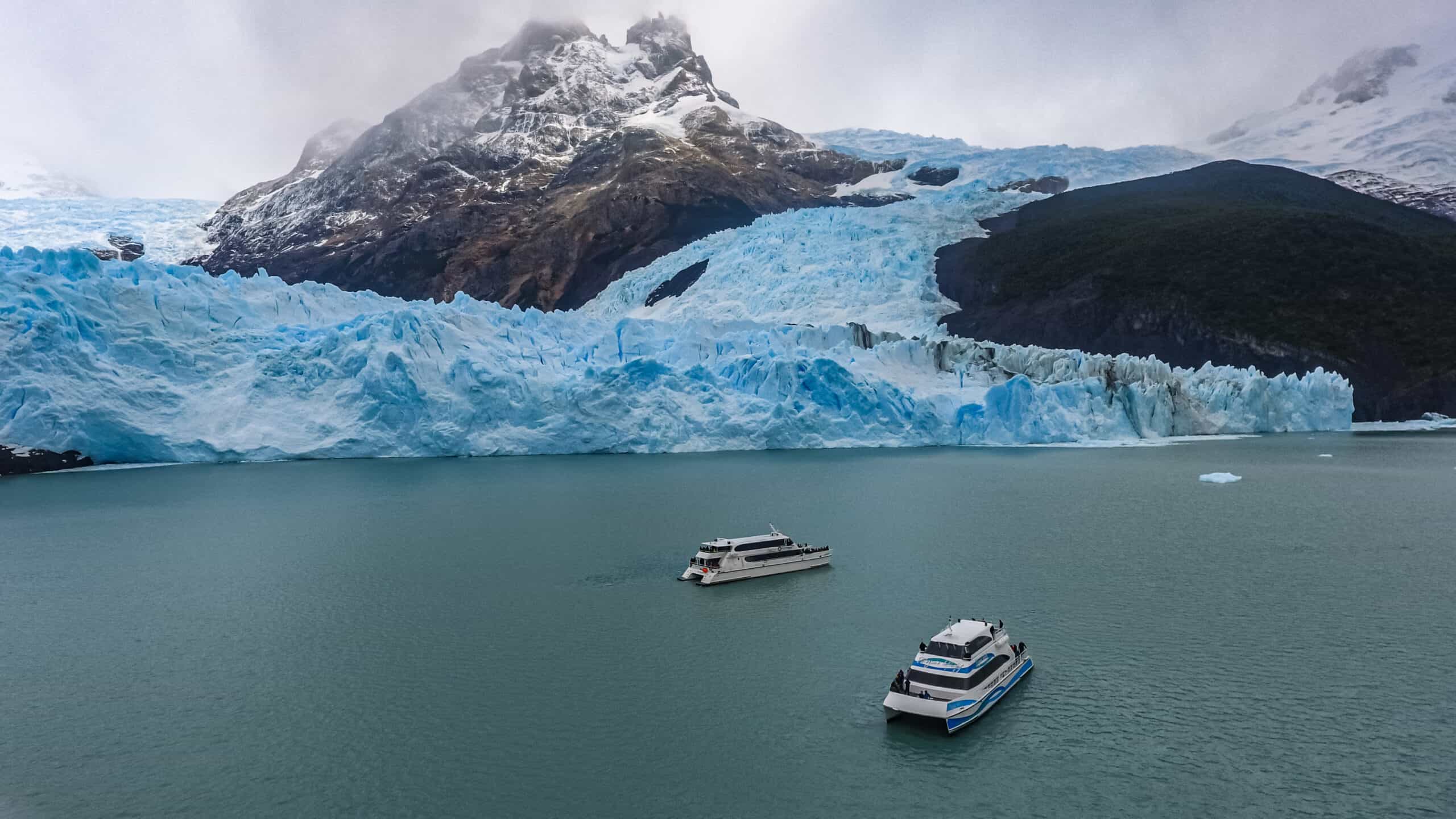 Navegación frente al Glaciar Spegazzini en el Lago Argentino
