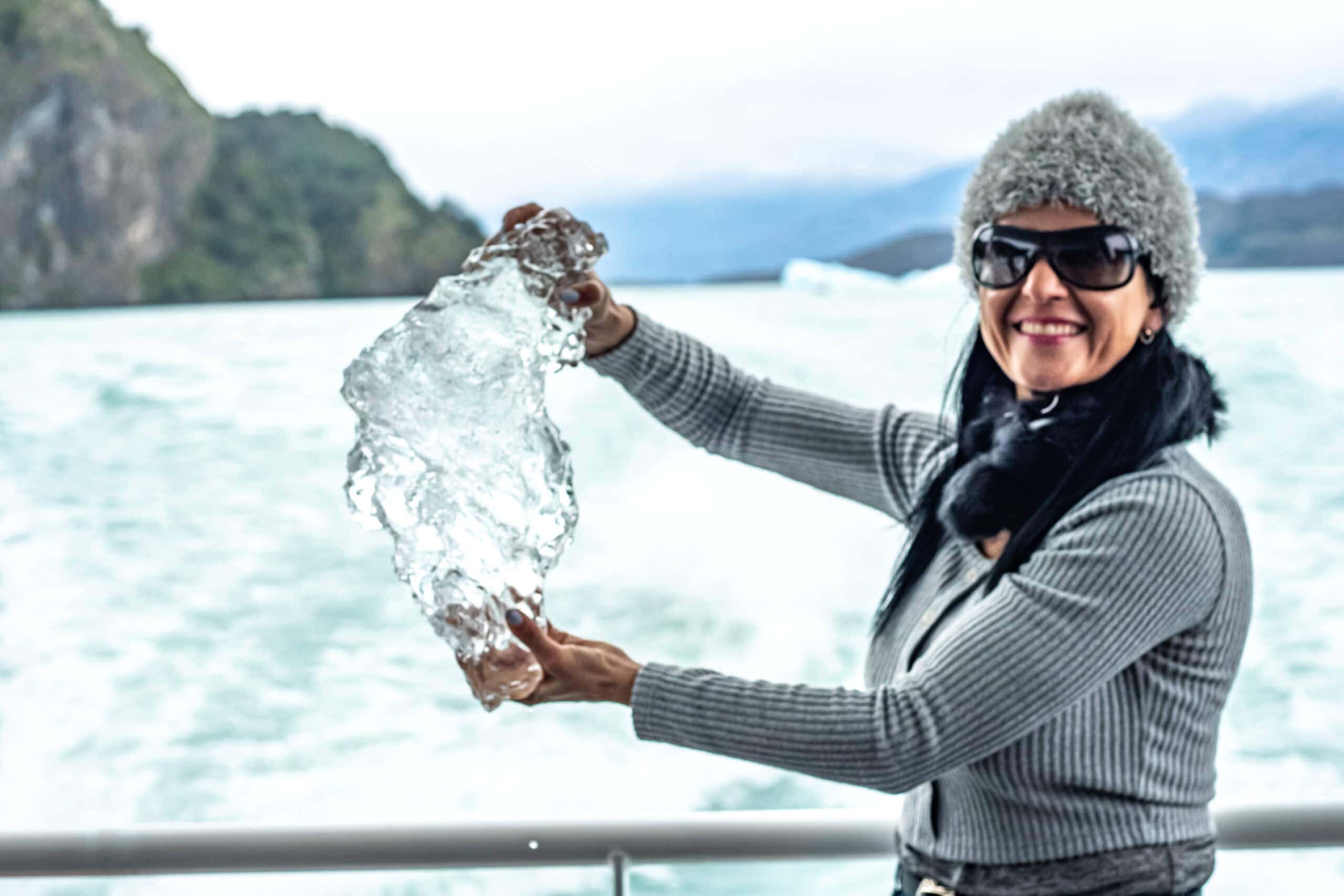 Pesca de hielo con iceberg en el Lago Argentino