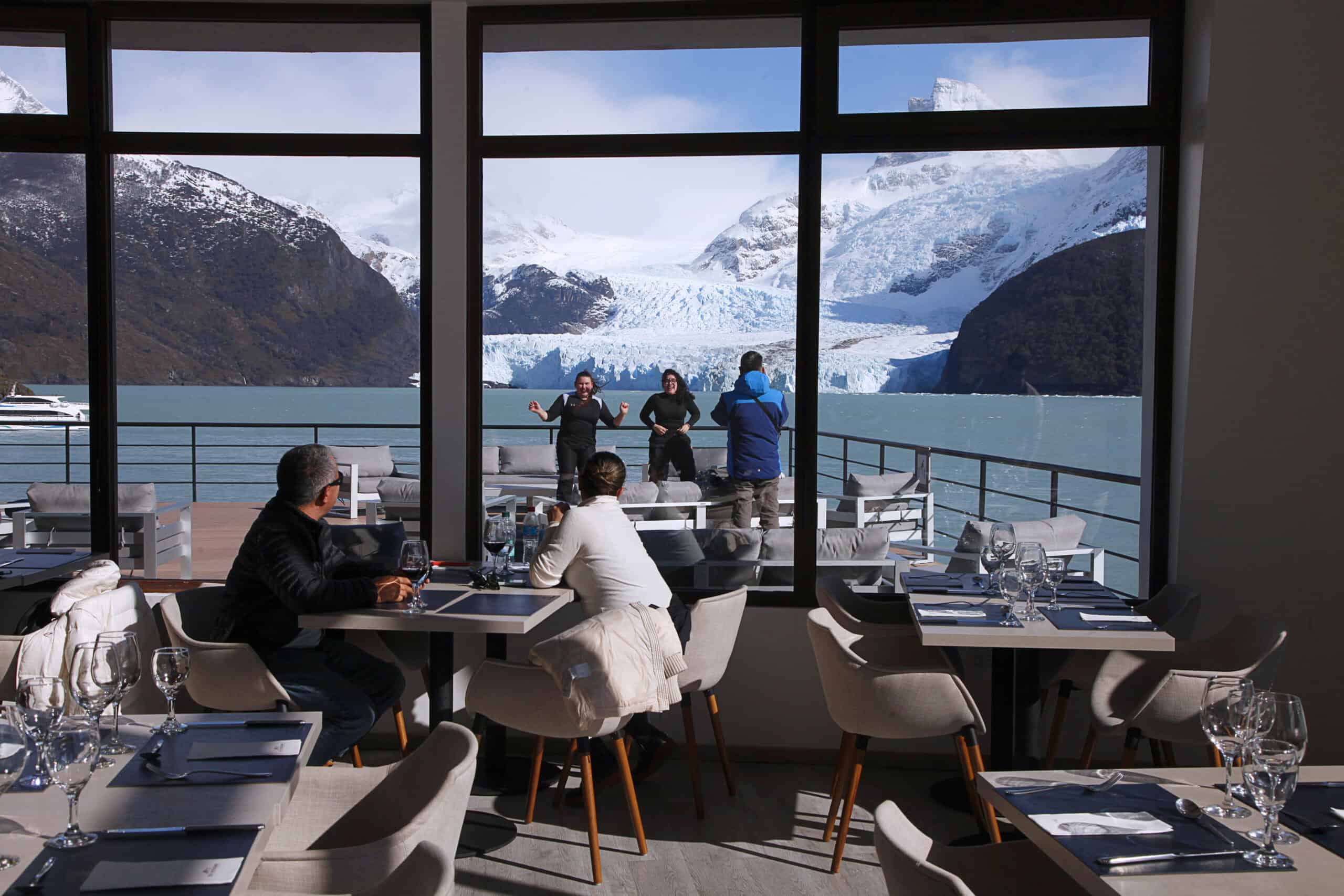 Solo Patagonia restaurant with views of Spegazzini Glacier on the Todo Glaciares excursion, El Calafate
