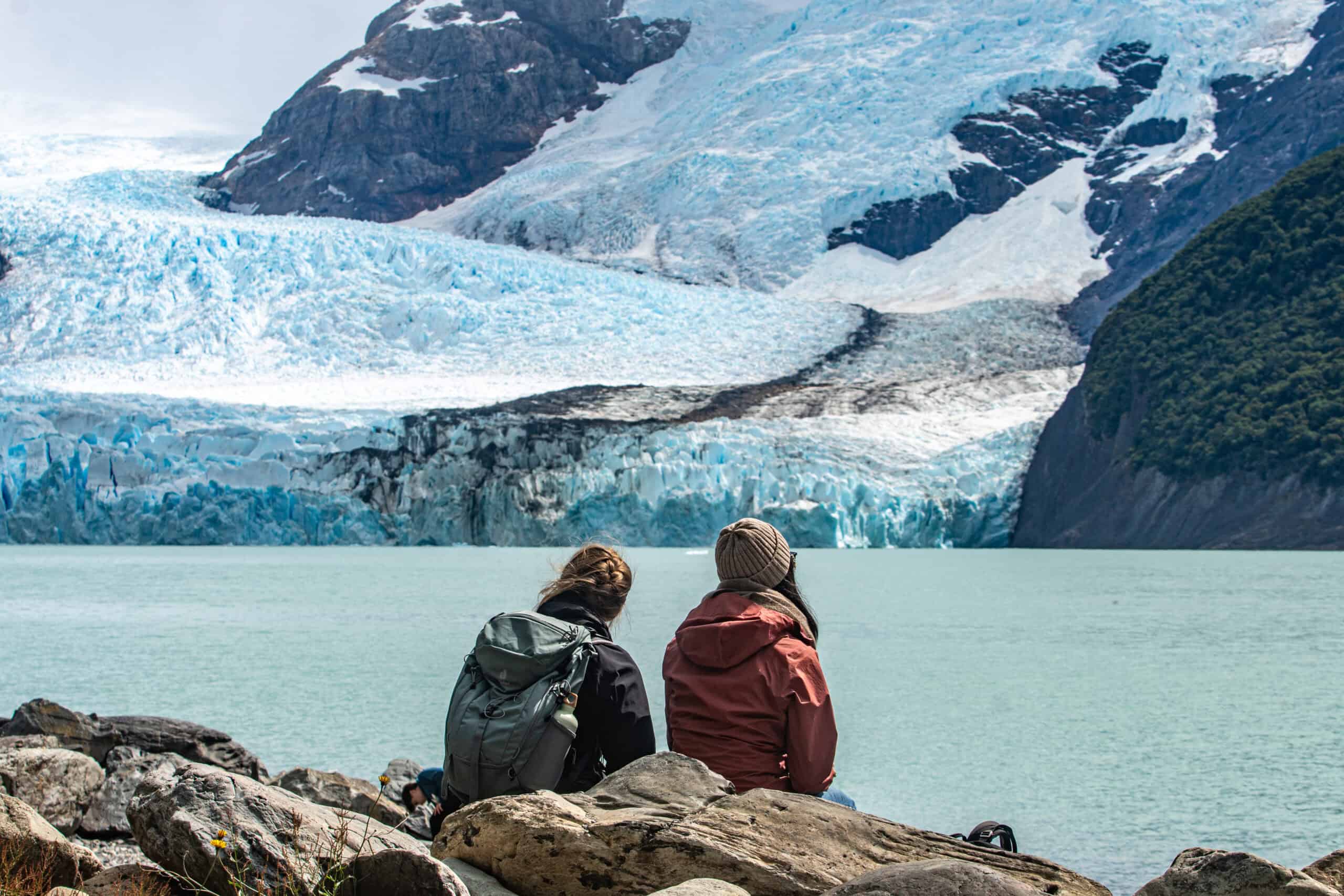 Turista contemplando o Glaciar Spegazzini do barco no passeio Todo Glaciares, El Calafate