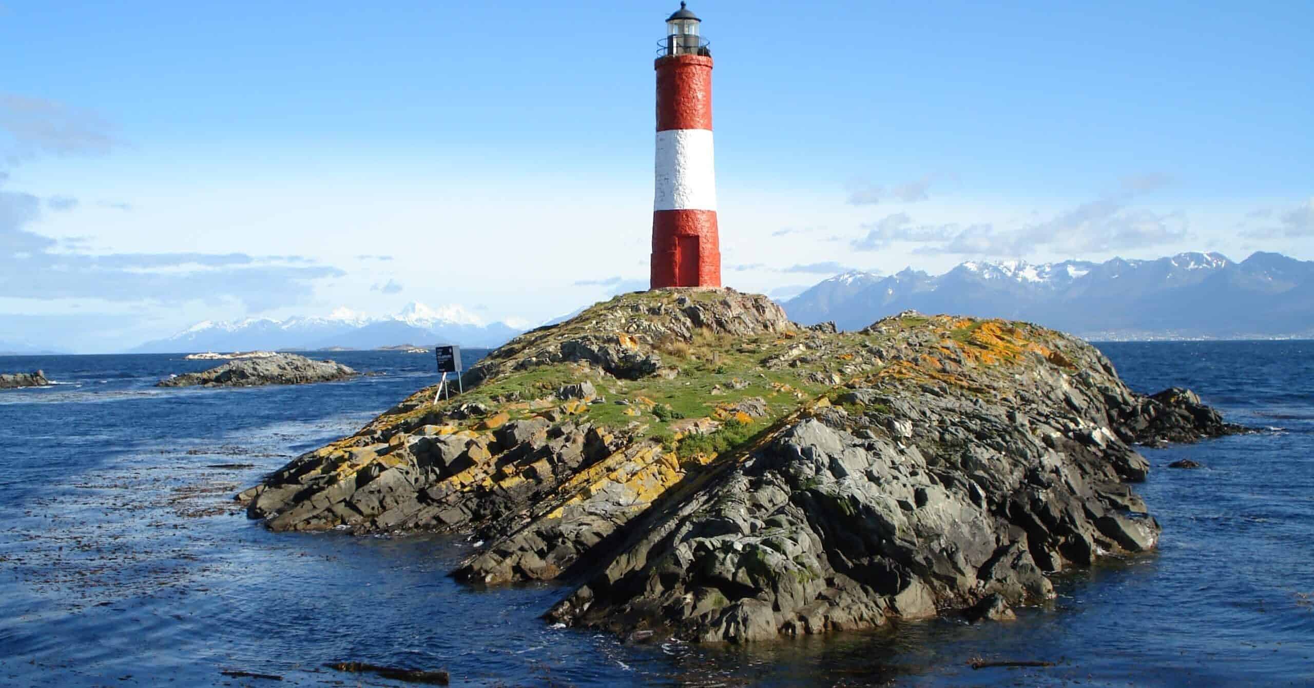 Farol Les Éclaireurs sobre a rocha no Canal Beagle, Ushuaia, Tierra del Fuego