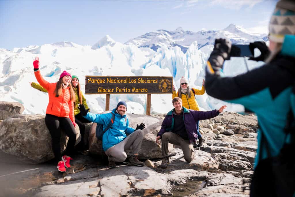 Grupo fazendo Minitrekking com crampons sobre o gelo do Glaciar Perito Moreno