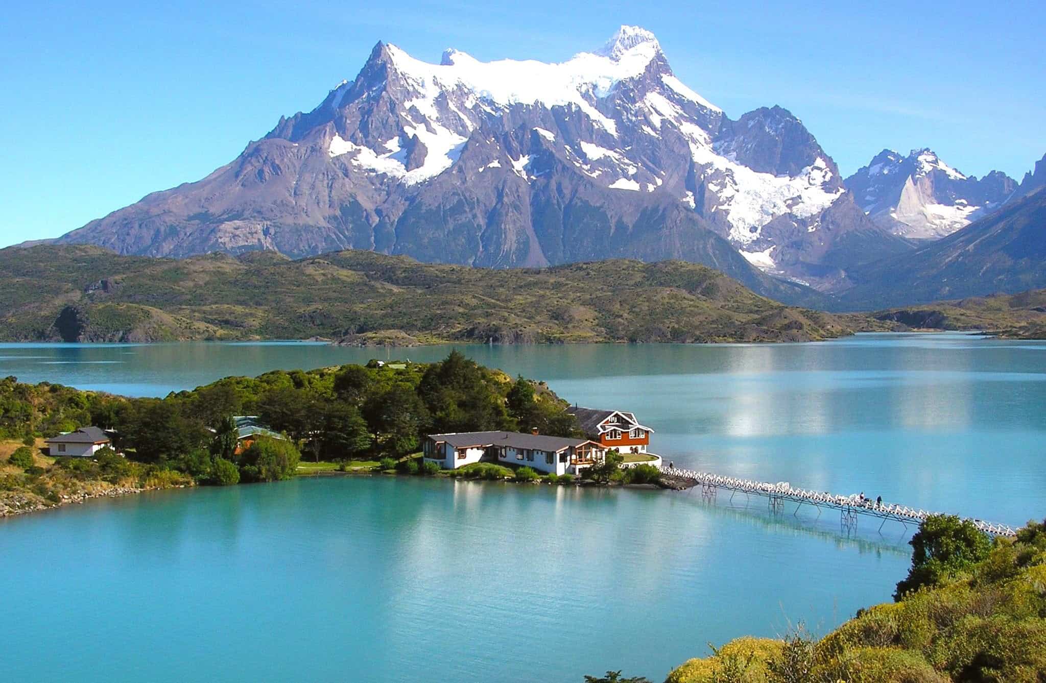 Lago Pehoé com vista para as Torres del Paine e montanhas nevadas, Patagônia chilena