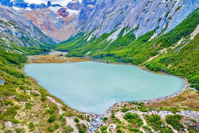 Reflejo de montañas nevadas en Laguna Esmeralda, Patagonia