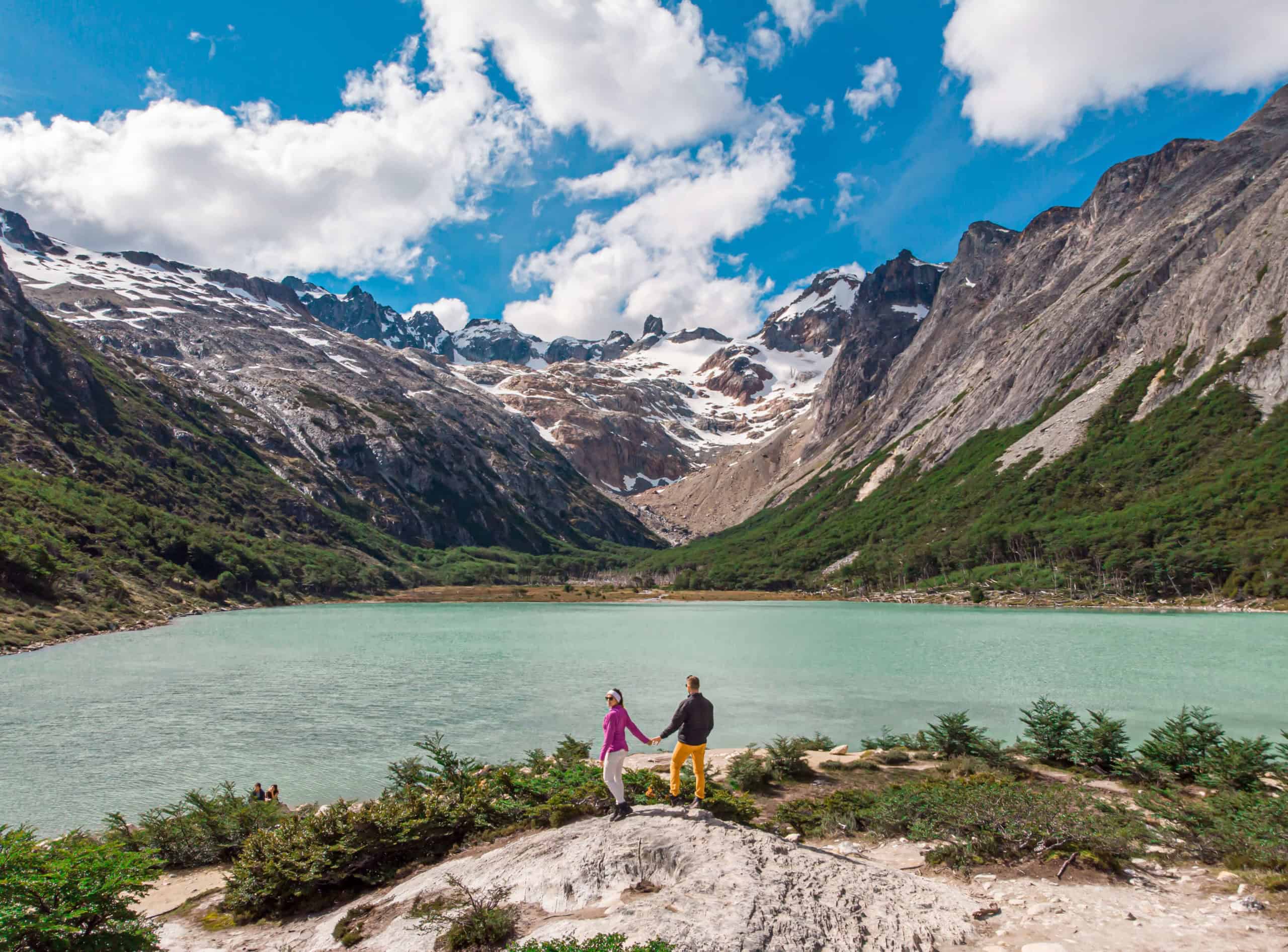 Laguna Esmeralda vista panorámica con montañas nevadas, Ushuaia, Patagonia
