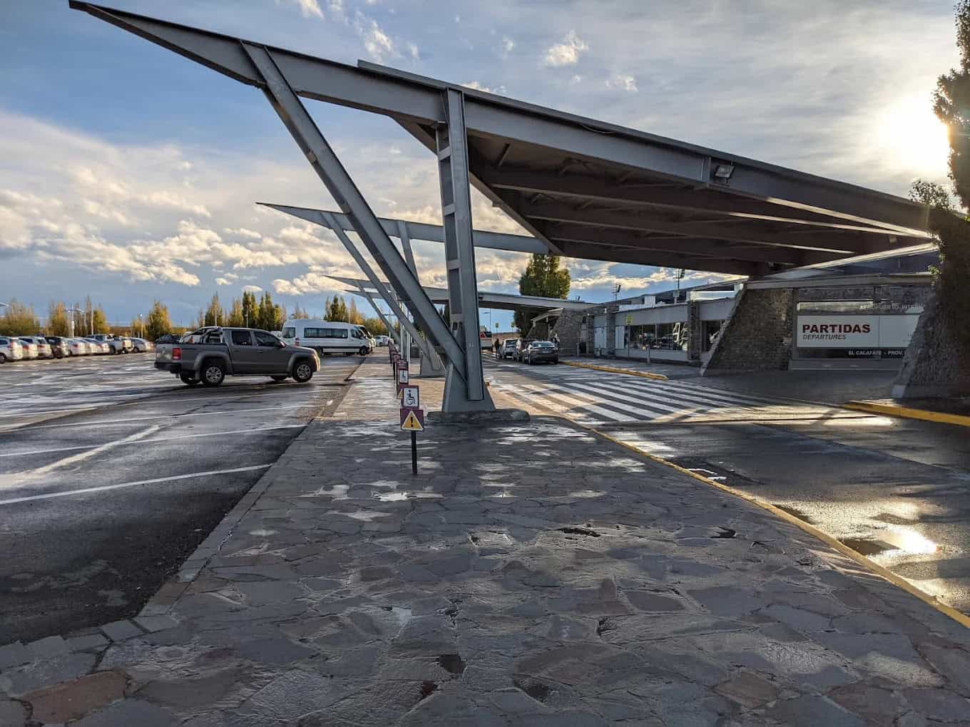 Setor de chegadas do aeroporto de El Calafate, Argentina