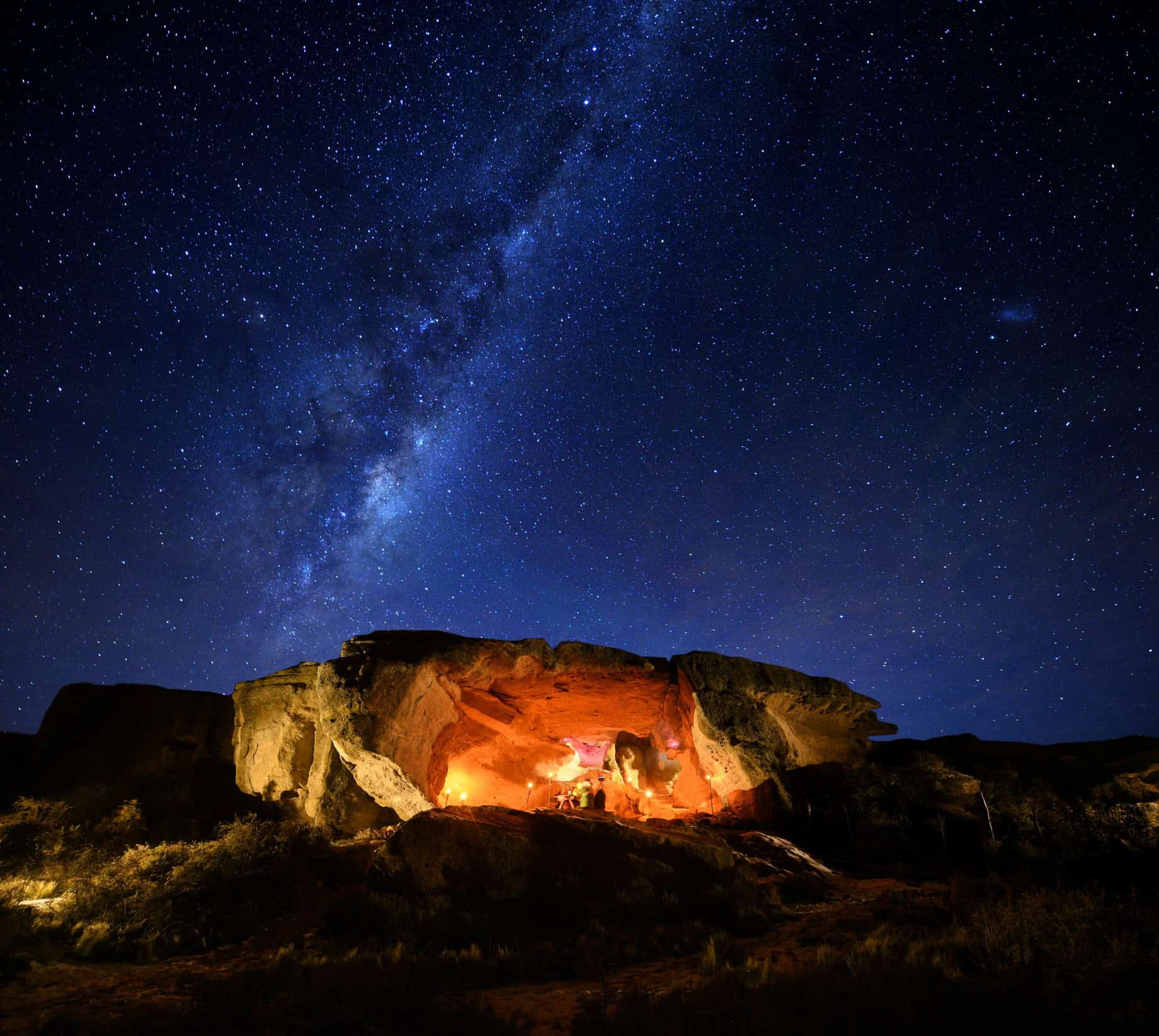 Cielo estrellado y fogón en cueva durante el Nativo Experience en El Calafate