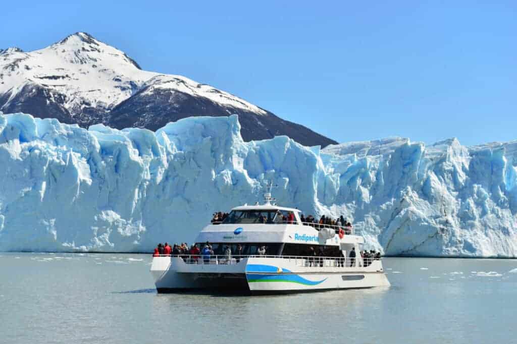 Navegação de barco em frente à face sul do Glaciar Perito Moreno — Safari Náutico