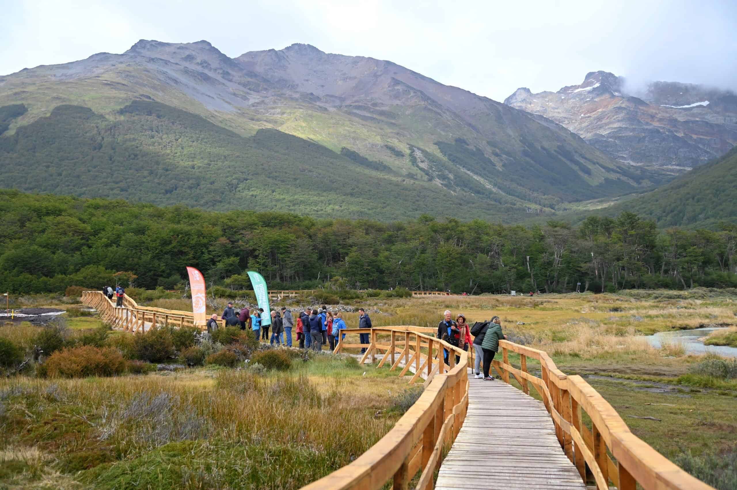 Turistas en pasarela de trekking Laguna Esmeralda