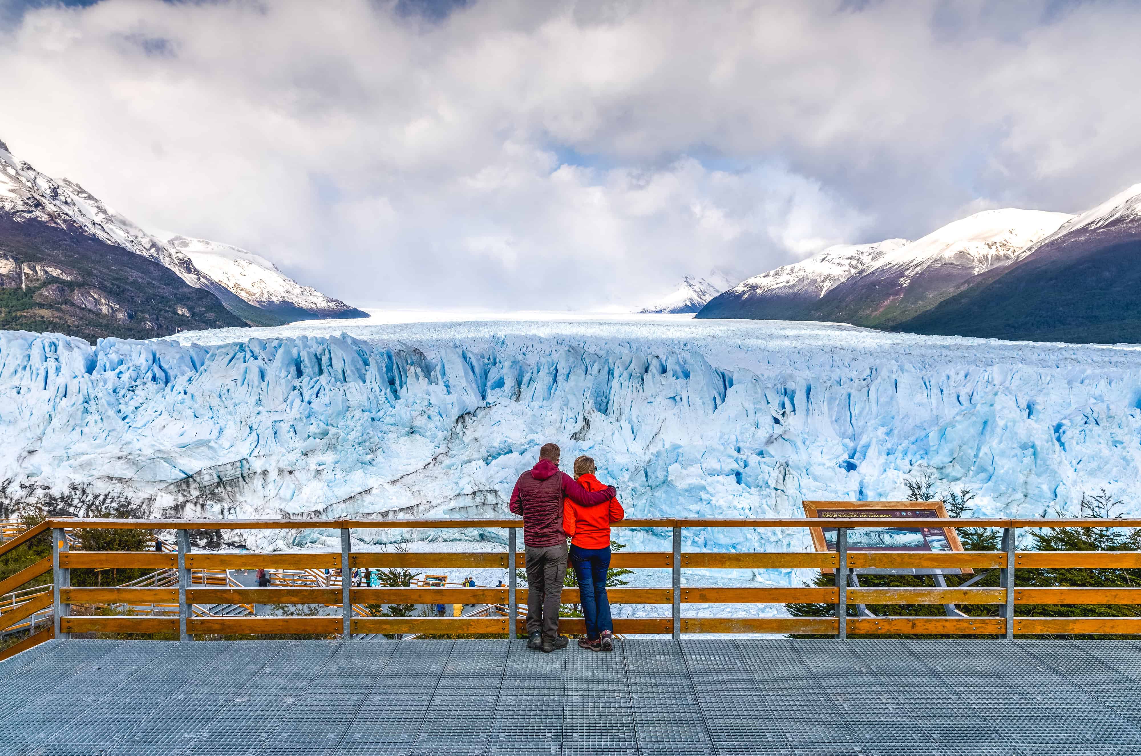 Pareja en pasarelas Perito Moreno