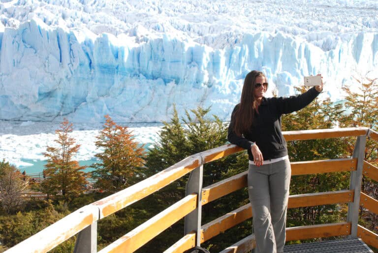 Turistas en las pasarelas del Glaciar Perito Moreno
