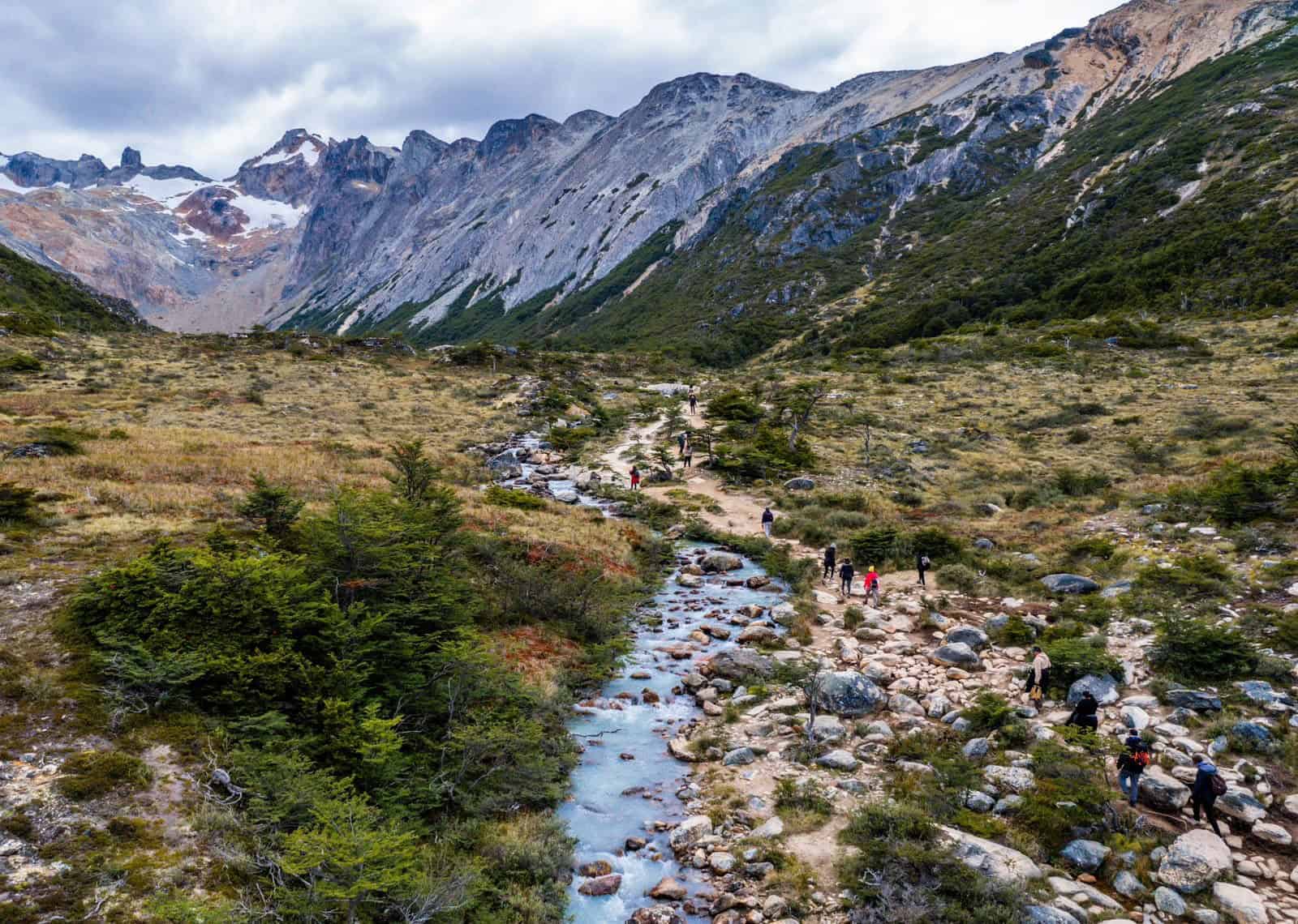 Sendero y arroyo en trekking Laguna Esmeralda, Ushuaia