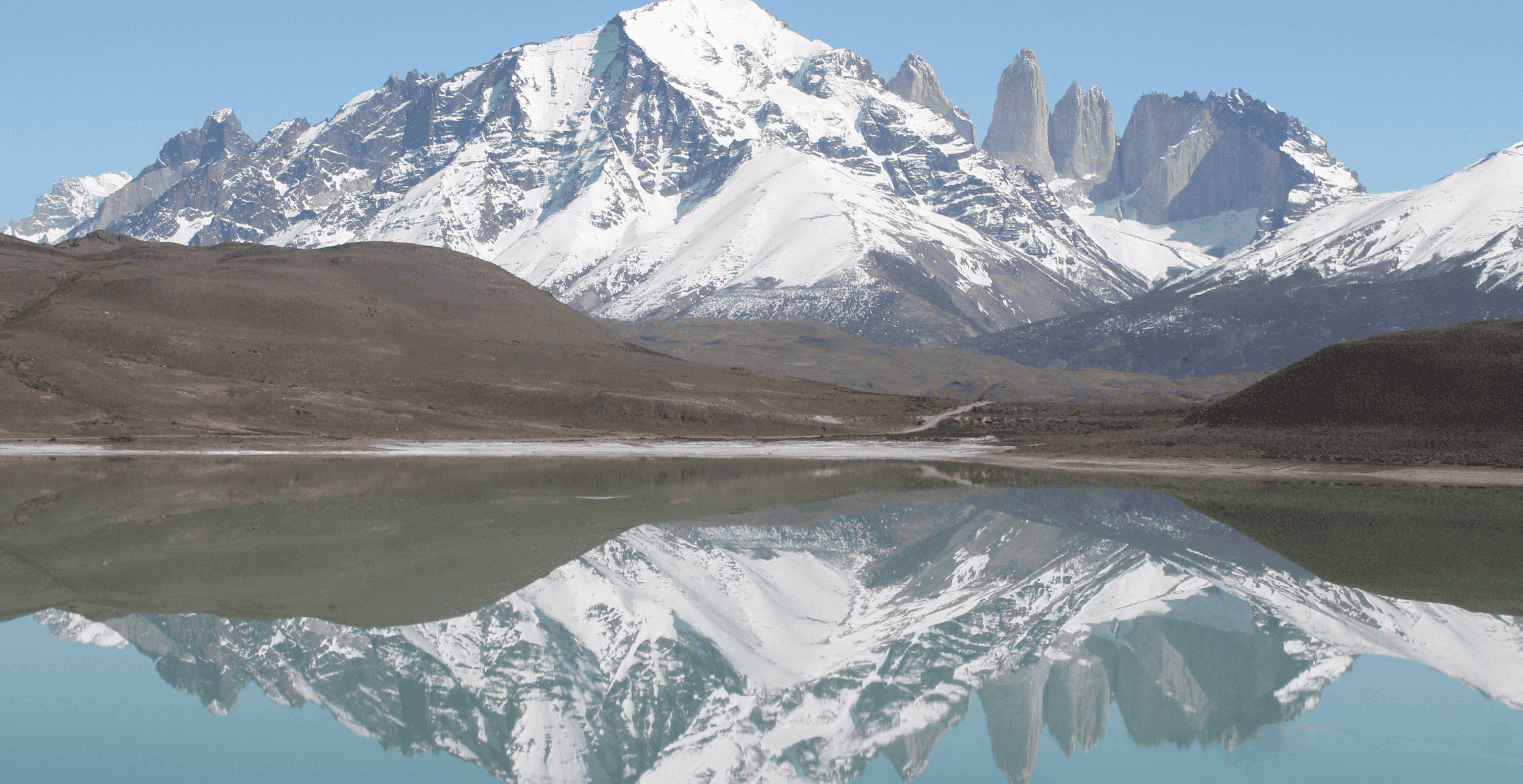 Pôr do sol sobre as Torres del Paine e o lago