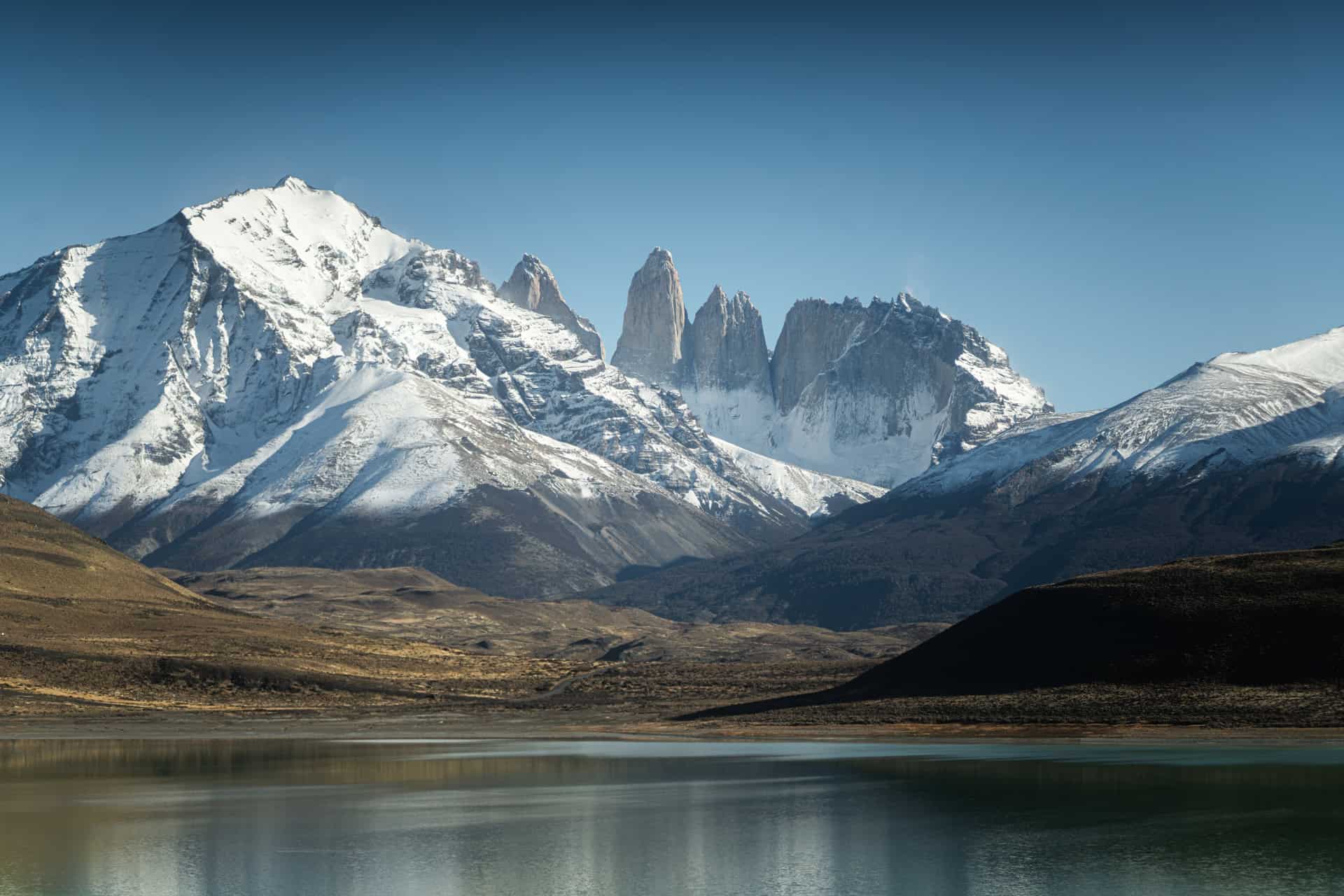 Lago glacial com vista para as montanhas nevadas de Torres del Paine, Patagônia chilena