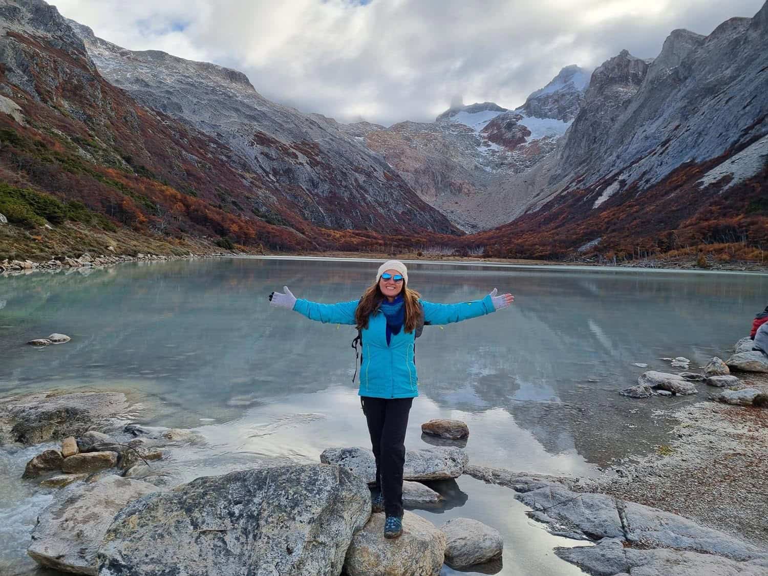 Turista no trekking à Laguna Esmeralda no verão, Ushuaia, Tierra del Fuego