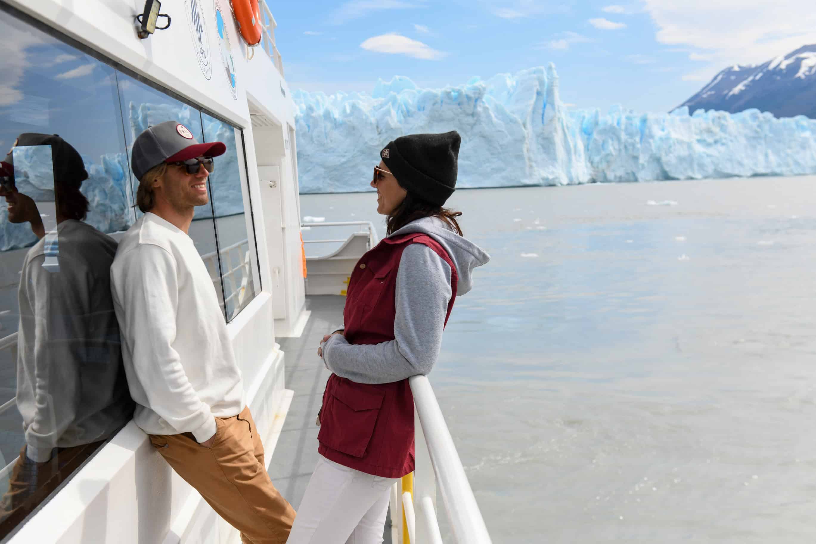 Turistas em navegação em frente à Geleira Perito Moreno, El Calafate