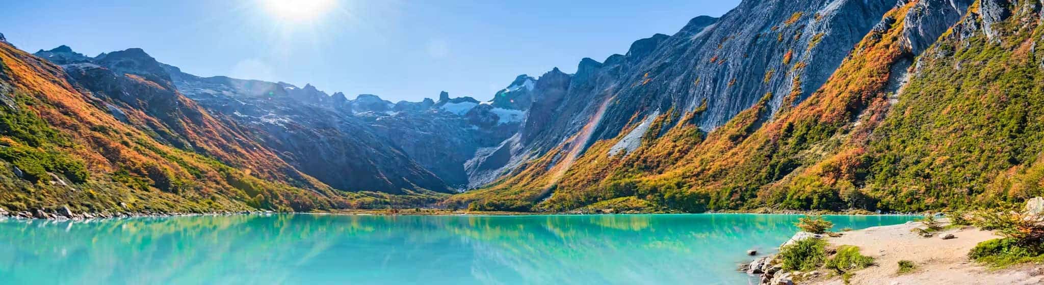 Vista desde las alturas del valle con Laguna Esmeralda turquesa