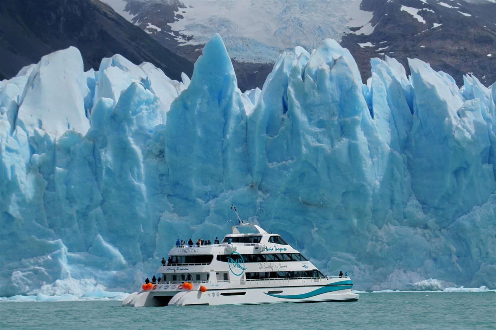Crucero María Turquesa frente a los témpanos azules del Glaciar Spegazzini