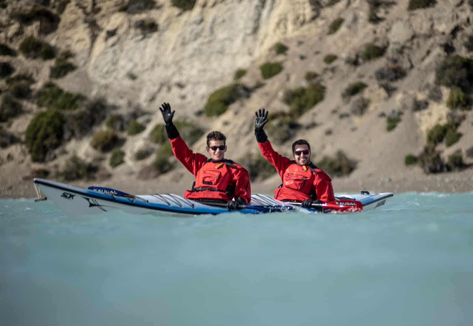 Kayakistas celebrando en el Río Santa Cruz – Darwin Experience