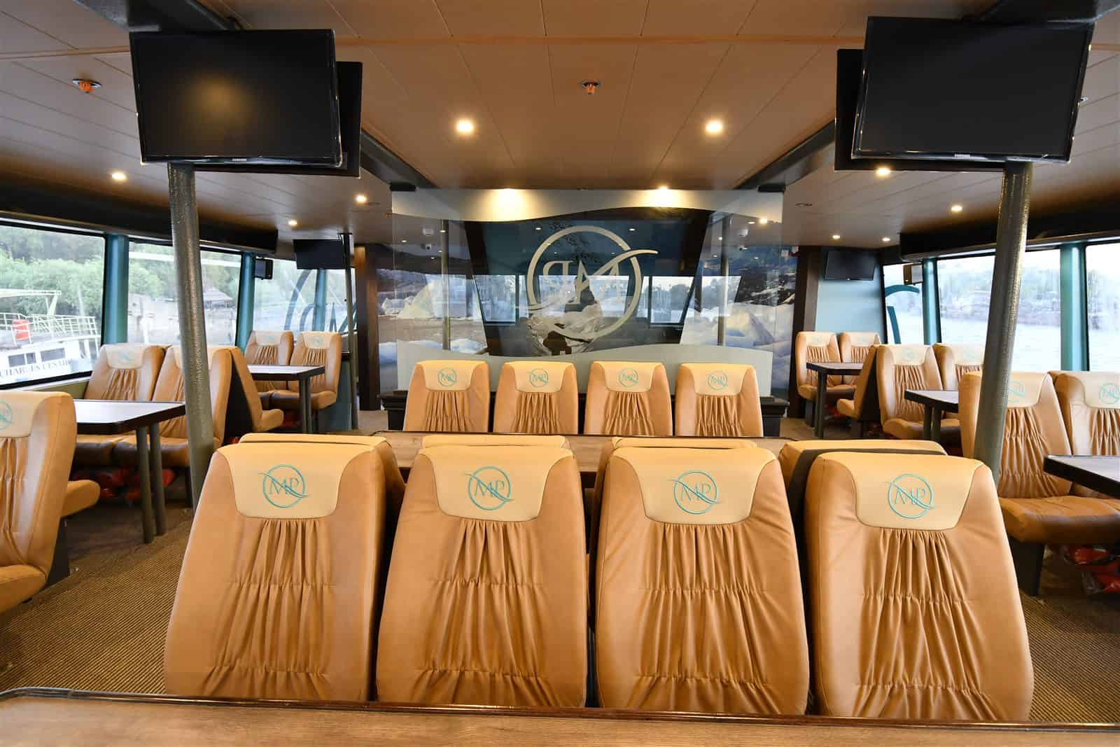 Salón principal del Crucero María Turquesa – Glaciares Gourmet
