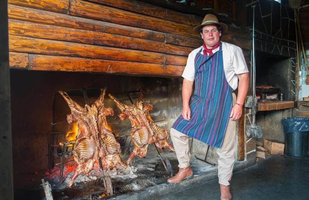 Cordeiro patagônico assado junto ao gaúcho na Estancia Nibepo Aike