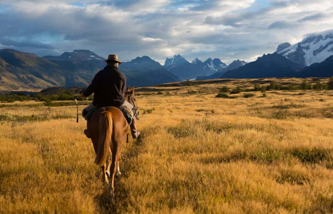 Gaúcho a cavalo pela estepe patagônica na Estancia Nibepo Aike