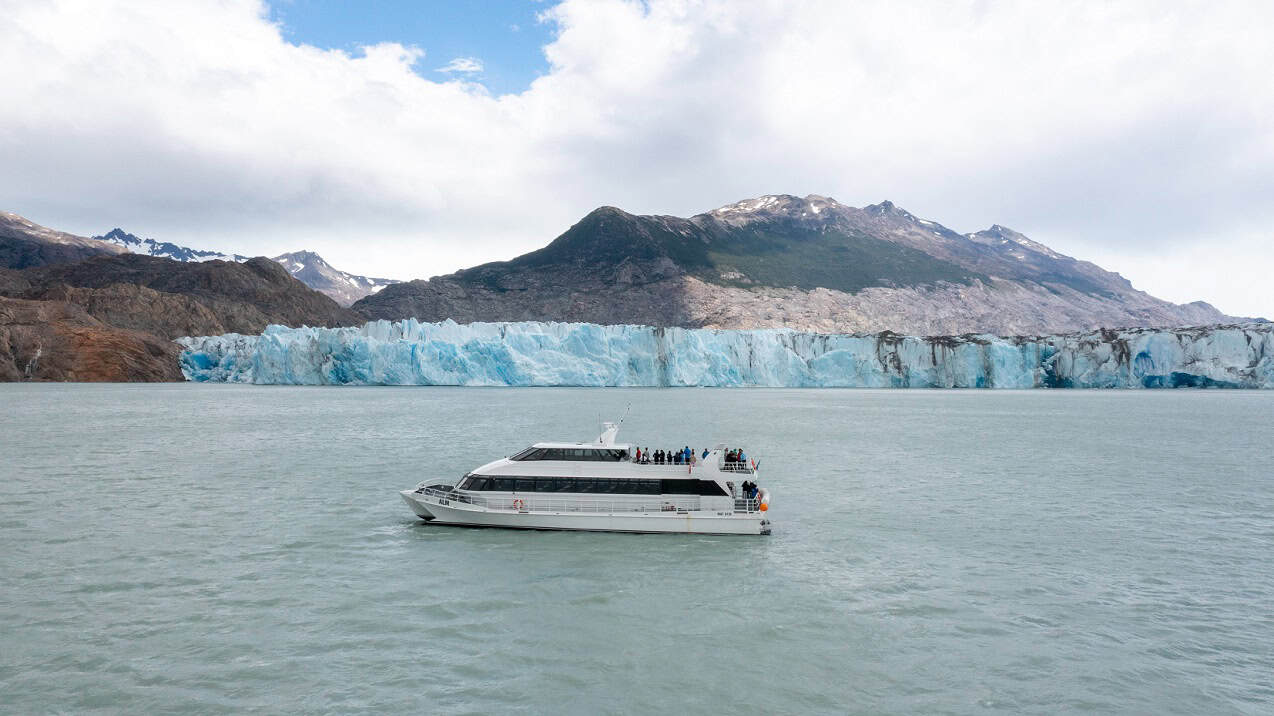 Catamarã da Navegação Viedma em frente ao paredão de gelo da Geleira Viedma