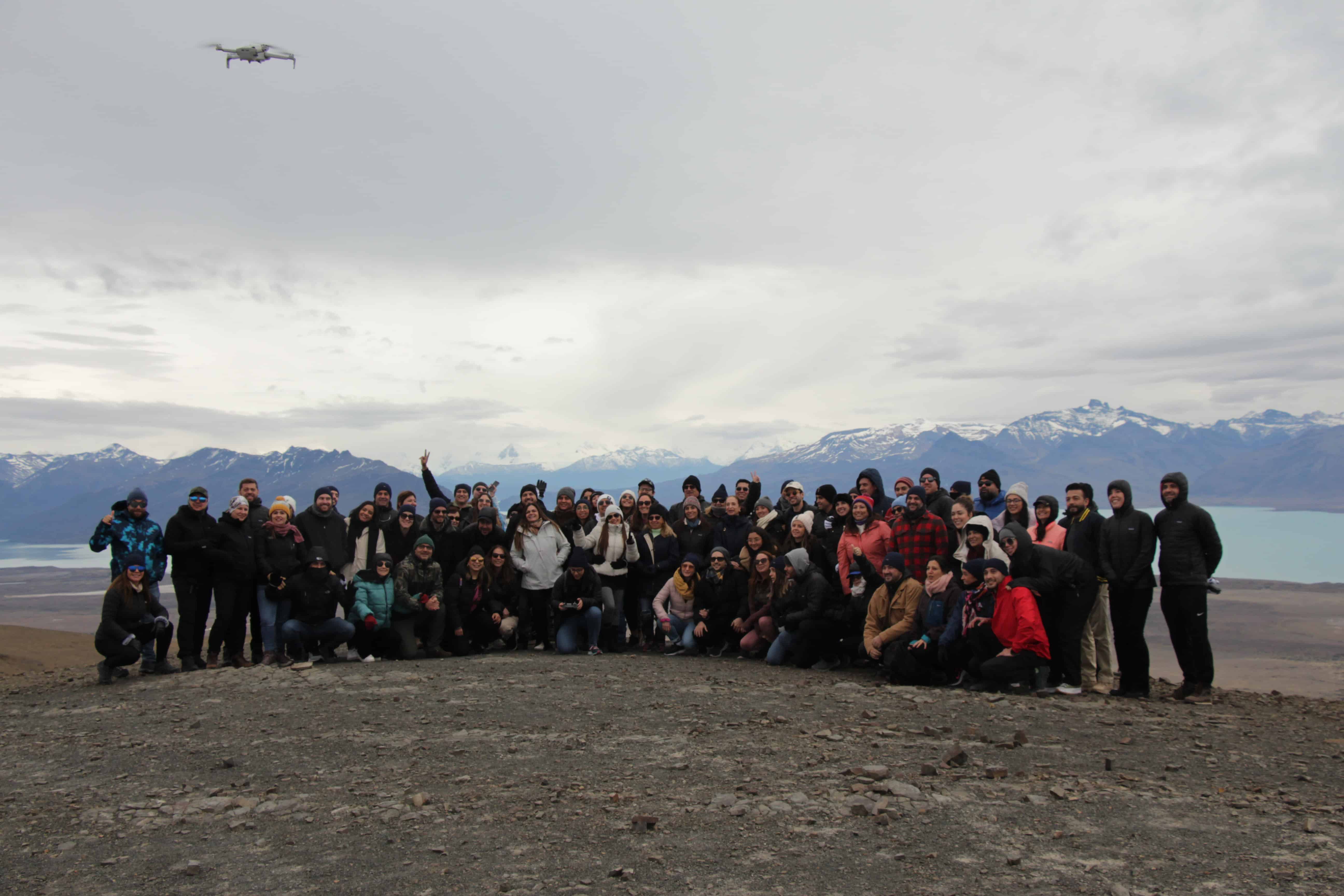 Grupo de viajantes no cume do Cerro Frías 4x4 em El Calafate