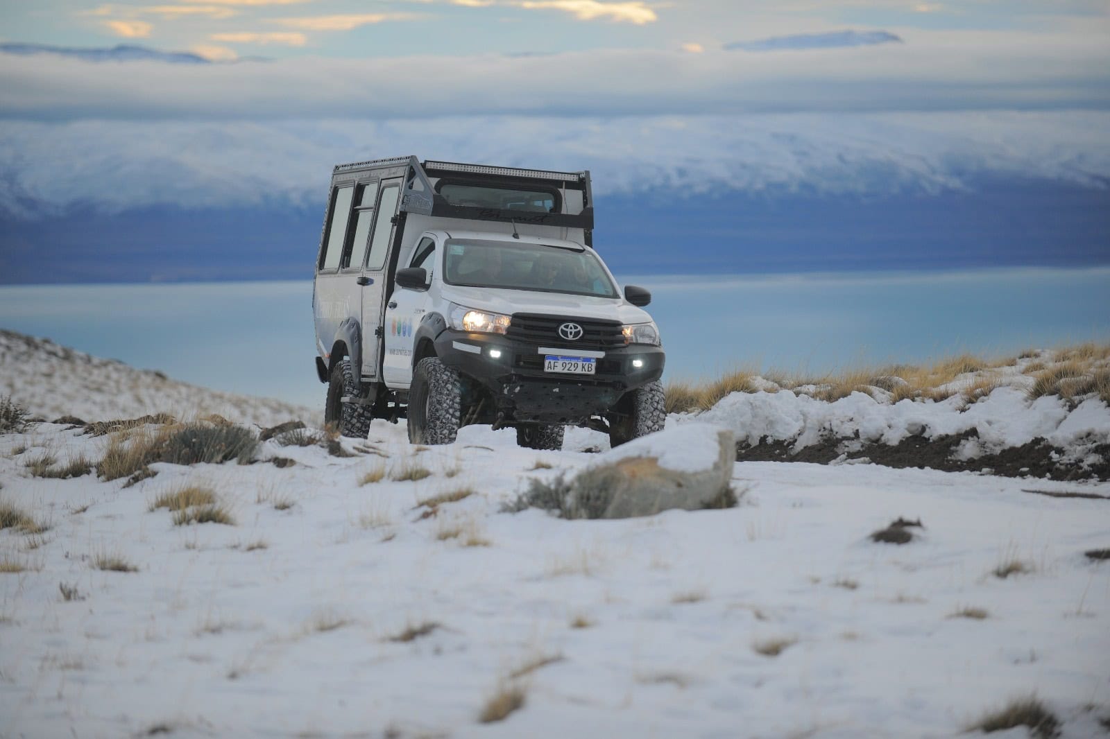 Veículo 4x4 do passeio Cerro Frías sobre a neve na Patagônia