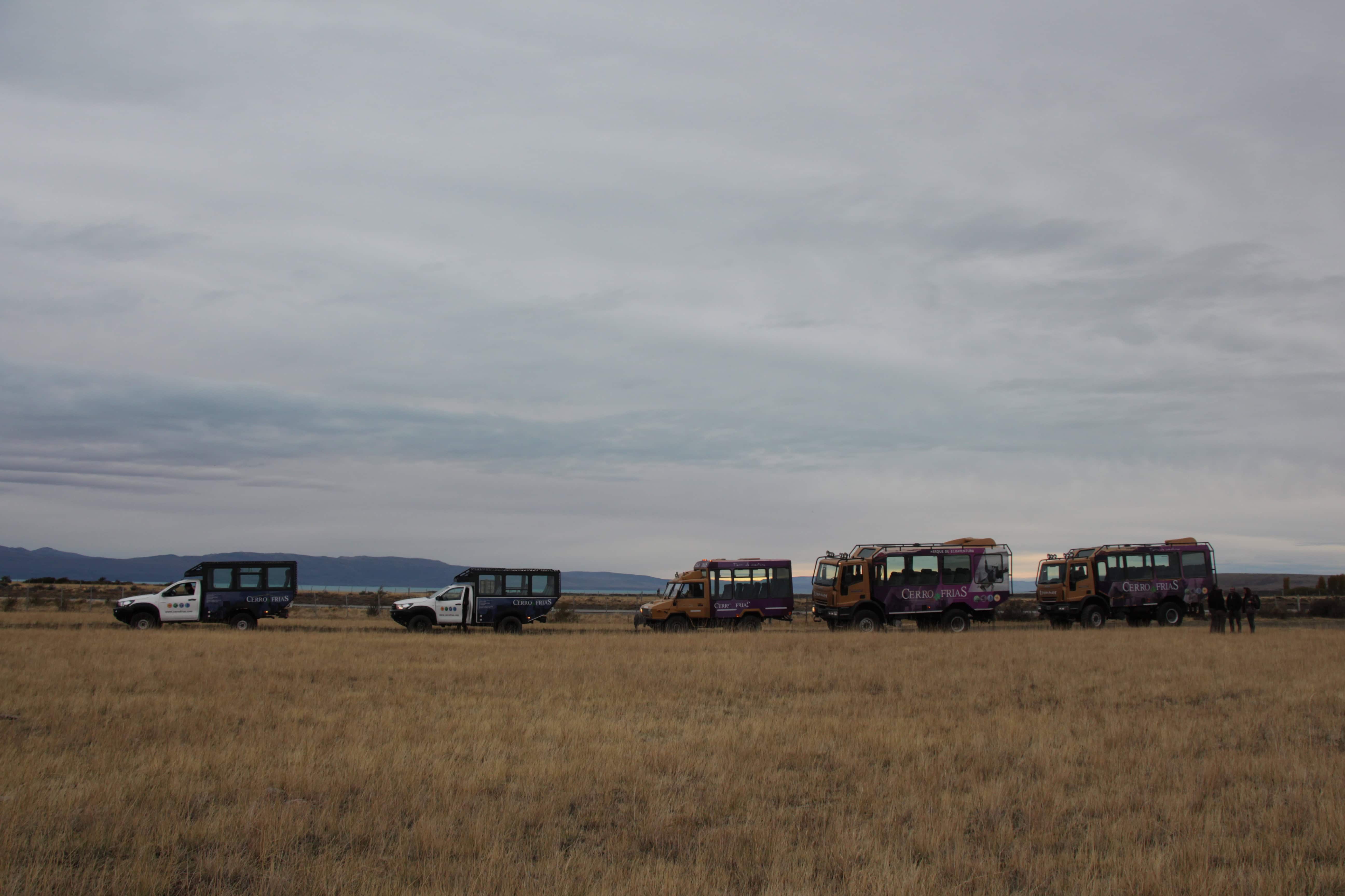 Veículos 4x4 do passeio Cerro Frías na estepe patagônica