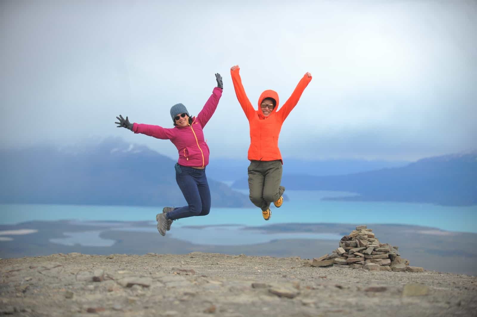 Vista panorâmica do Lago Argentino turquesa desde o Cerro Frías em El Calafate