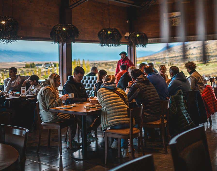 Lanche em grupo no salão do Cerro Frías em El Calafate
