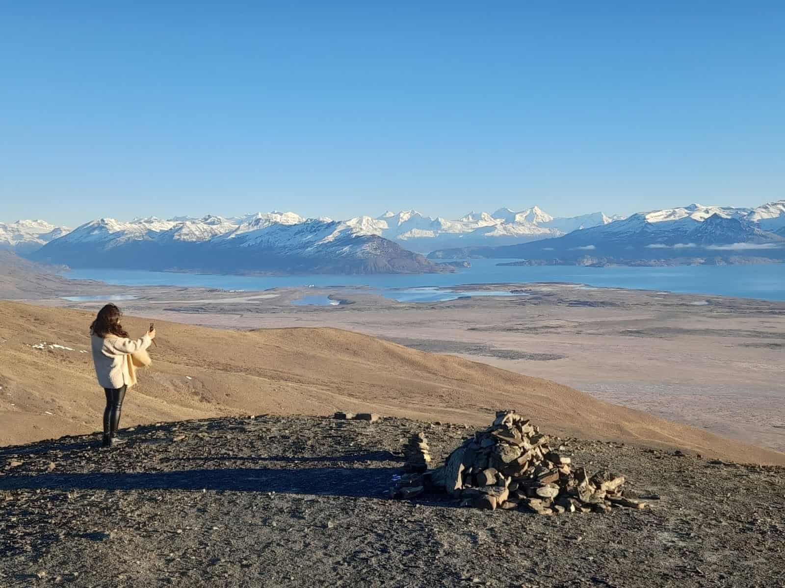 Viajante no mirante do Cerro Frías com vista para o Lago Argentino