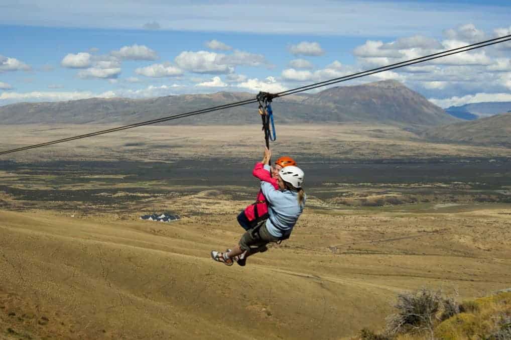 Descida em tirolesa pelo Cerro Frías com montanhas ao fundo, El Calafate